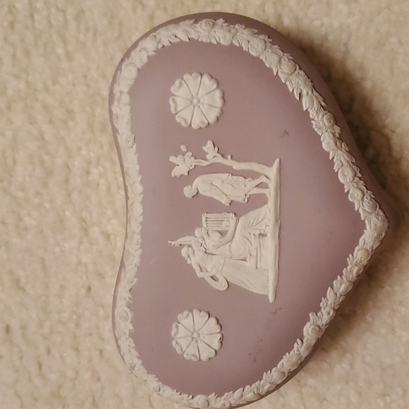 Classic Wedgewood Rare Lilac Color Jasperware Heart Shaped Trinket Box/Lid - Picture 15 of 15